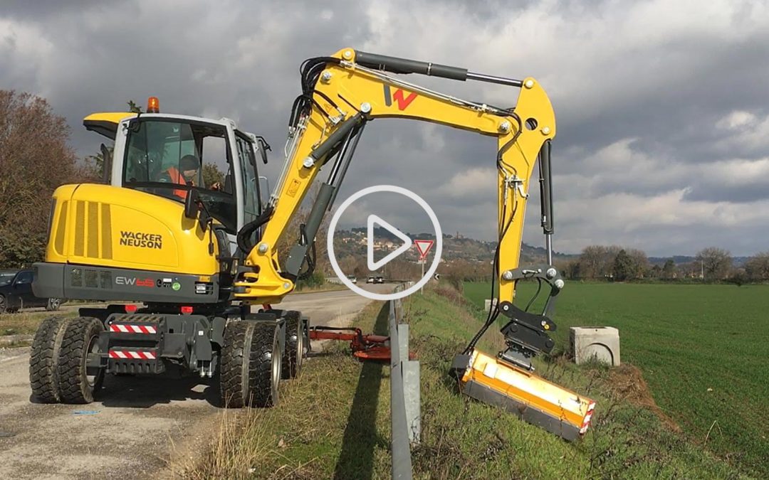 Applicazioni speciali: escavatore gommato Wacker Neuson EW65 per manutenzione stradale